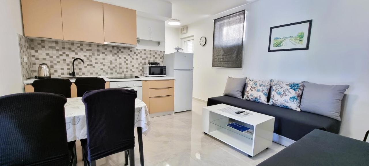 Apartment Tonci Novalja Buitenkant foto