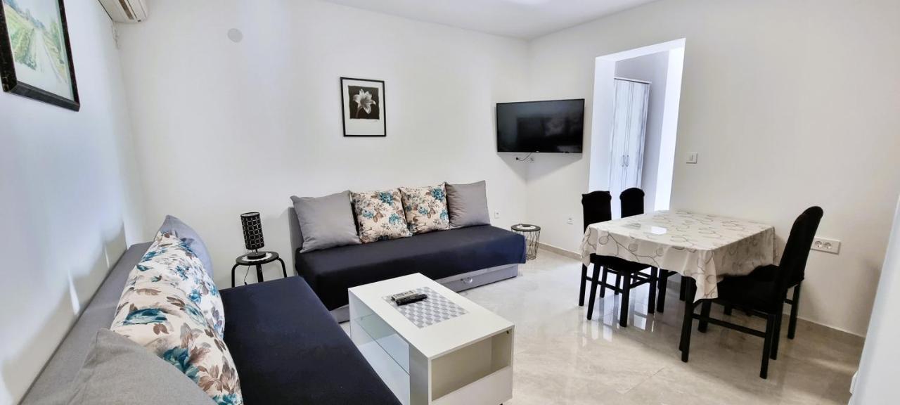 Apartment Tonci Novalja Buitenkant foto