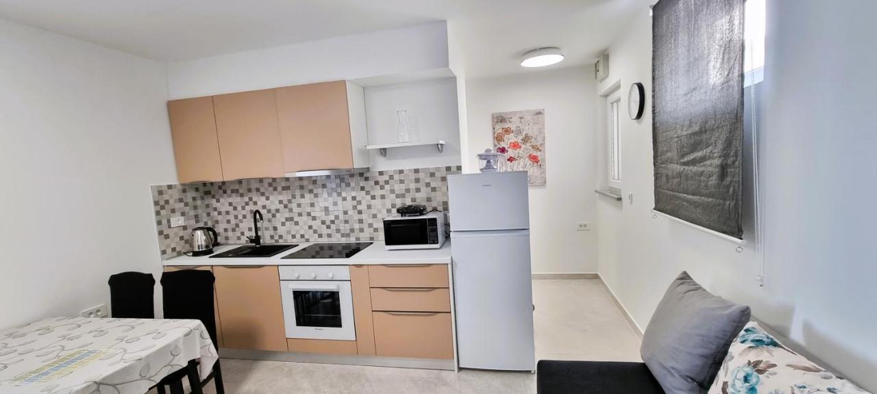 Apartment Tonci Novalja Buitenkant foto