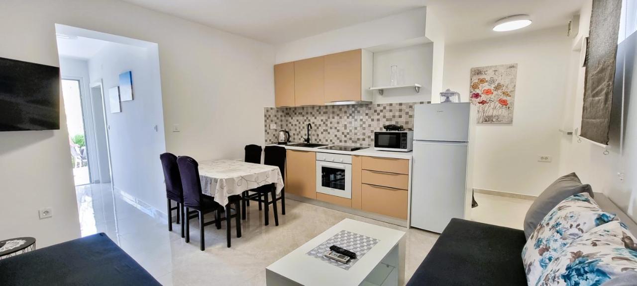 Apartment Tonci Novalja Buitenkant foto